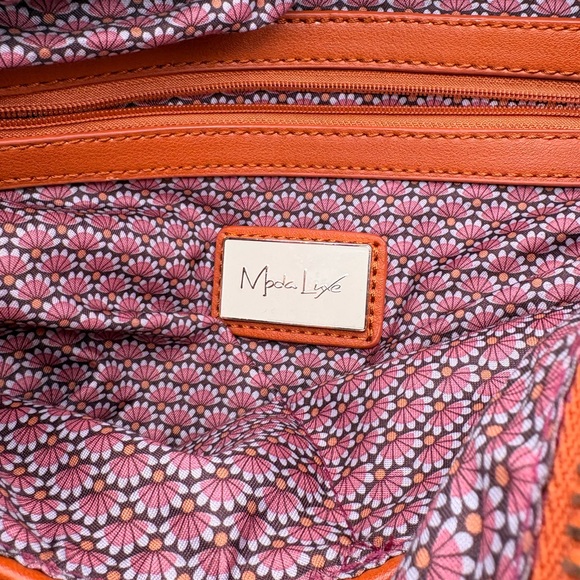 Moda Luxe Leather Convertible Shoulder Bag with Floral Lining - Picture 2 of 4